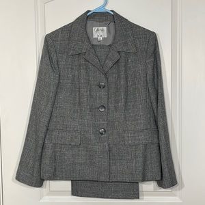Le Suit 2 piece suit jacket and skirt